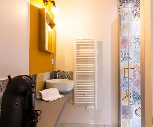 Les Halles Positives, Draps Compris Et Climatisation